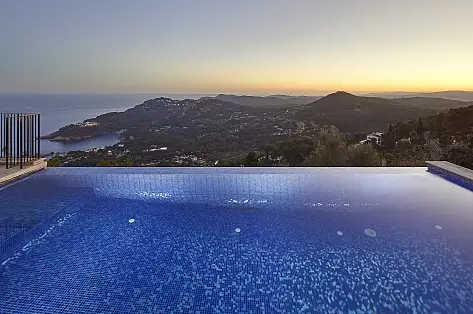 Location villa Costa Brava bord de mer piscine | ChicVillas
